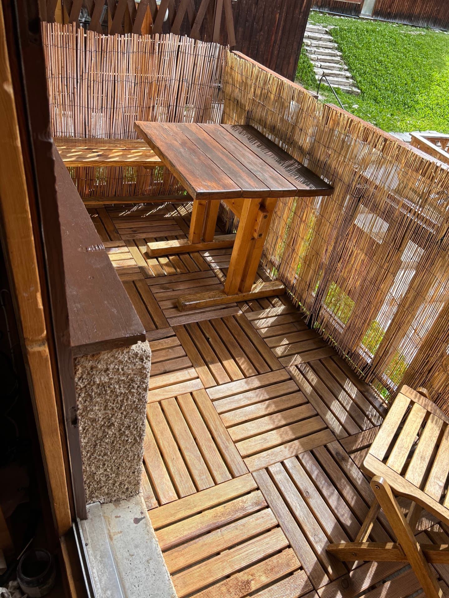 Salle de bain avec baignoire, pare-douche vitré et meuble vasque