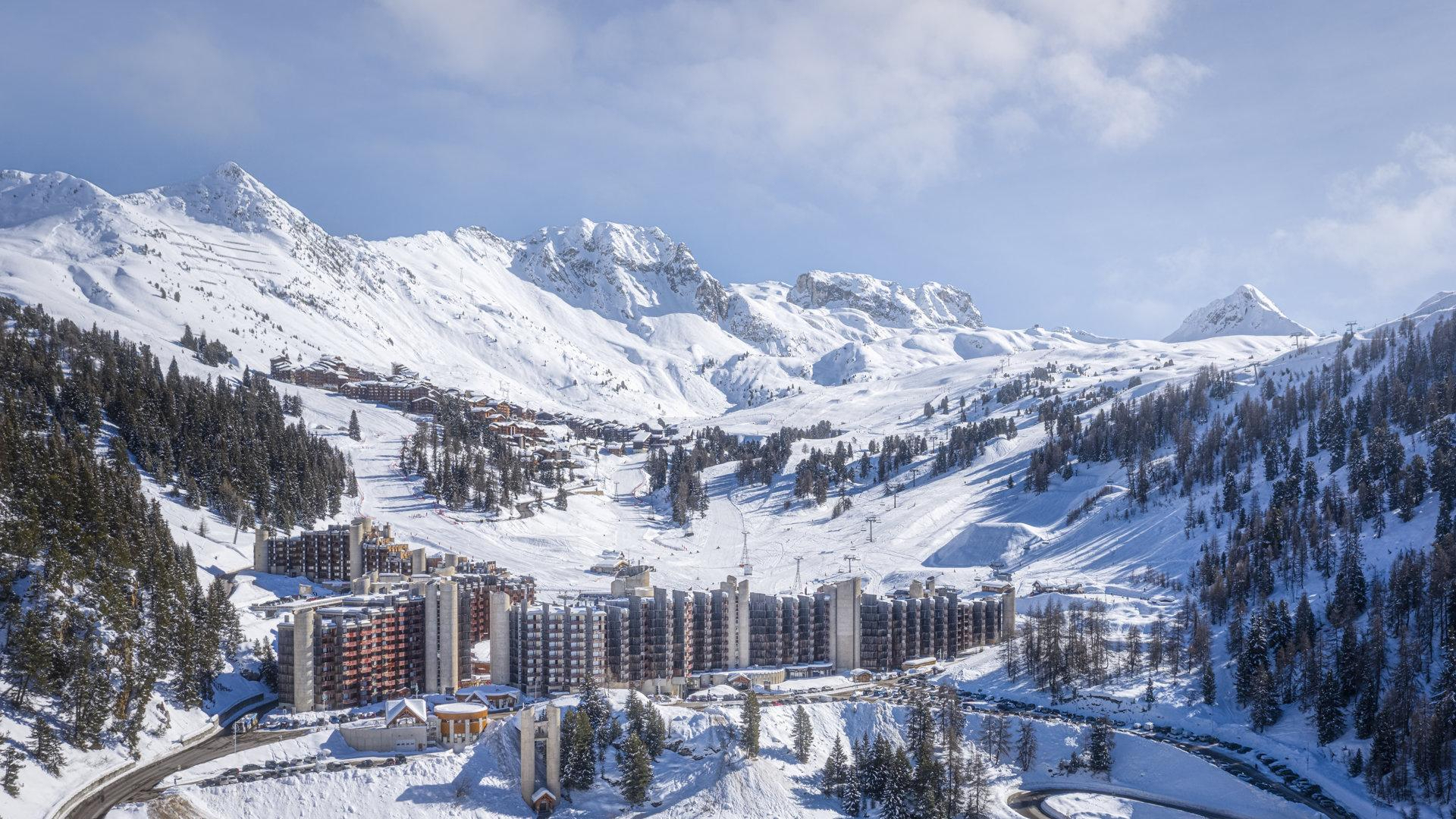 Le village de Plagne Bellecôte illuminé au crépuscule