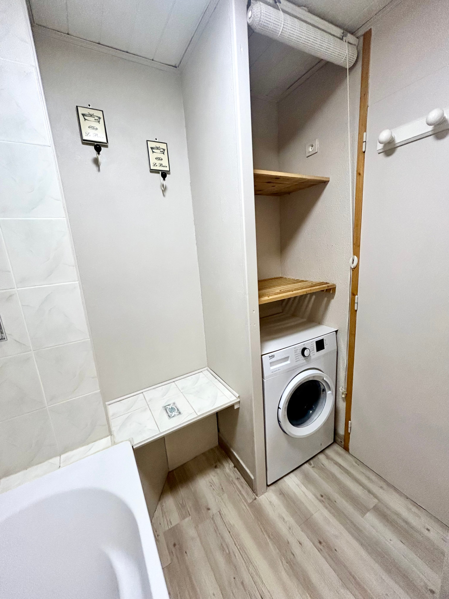 Chambre côté fenêtre avec téléviseur mural et vue sur la montagne