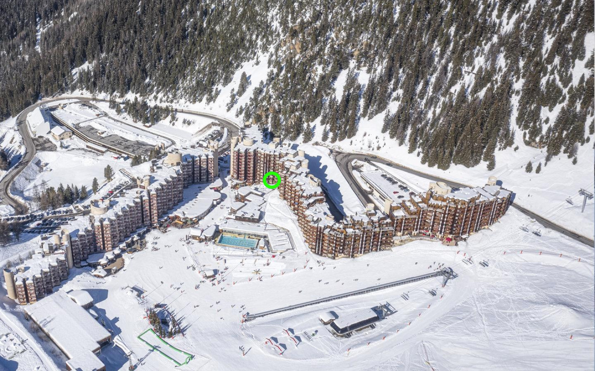 Vue aérienne de la résidence Saint-Jacques sous la neige, l'appartement repéré par un cercle