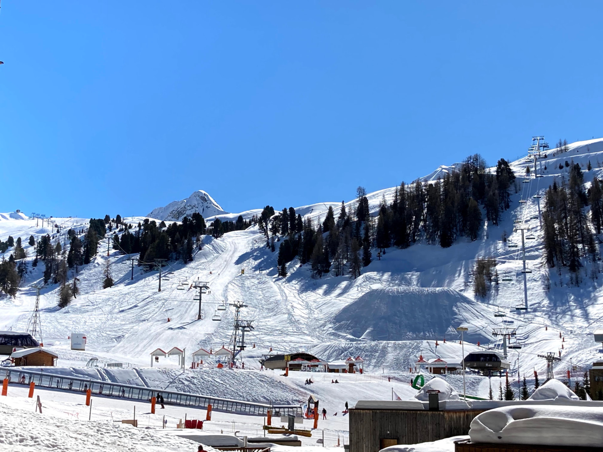 Vue sur les sommets enneigés de La Plagne depuis le balcon de l'appartement